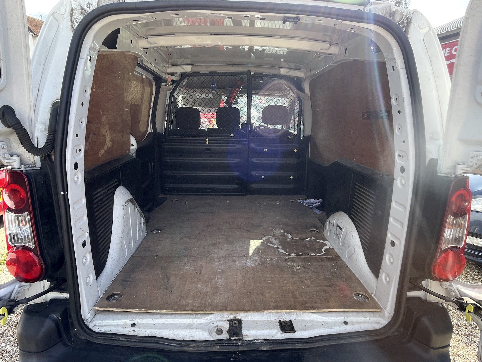 
								Peugeot Partner full									