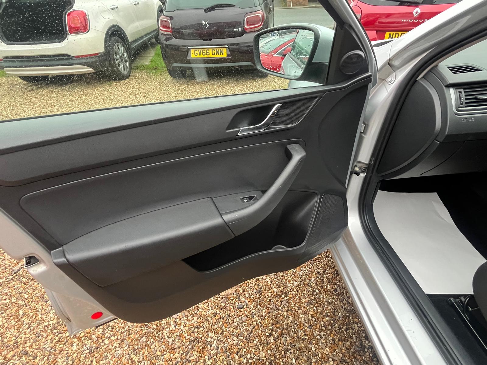 
								Skoda Rapid Spaceback full									