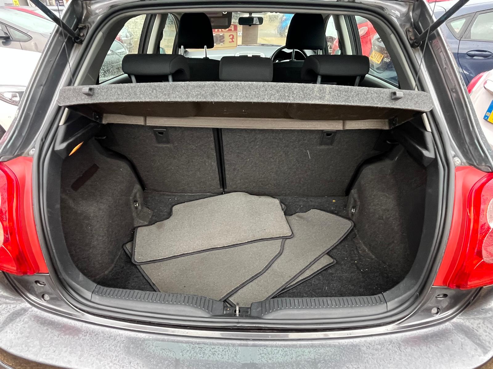 
								Toyota Auris 1.6 full									