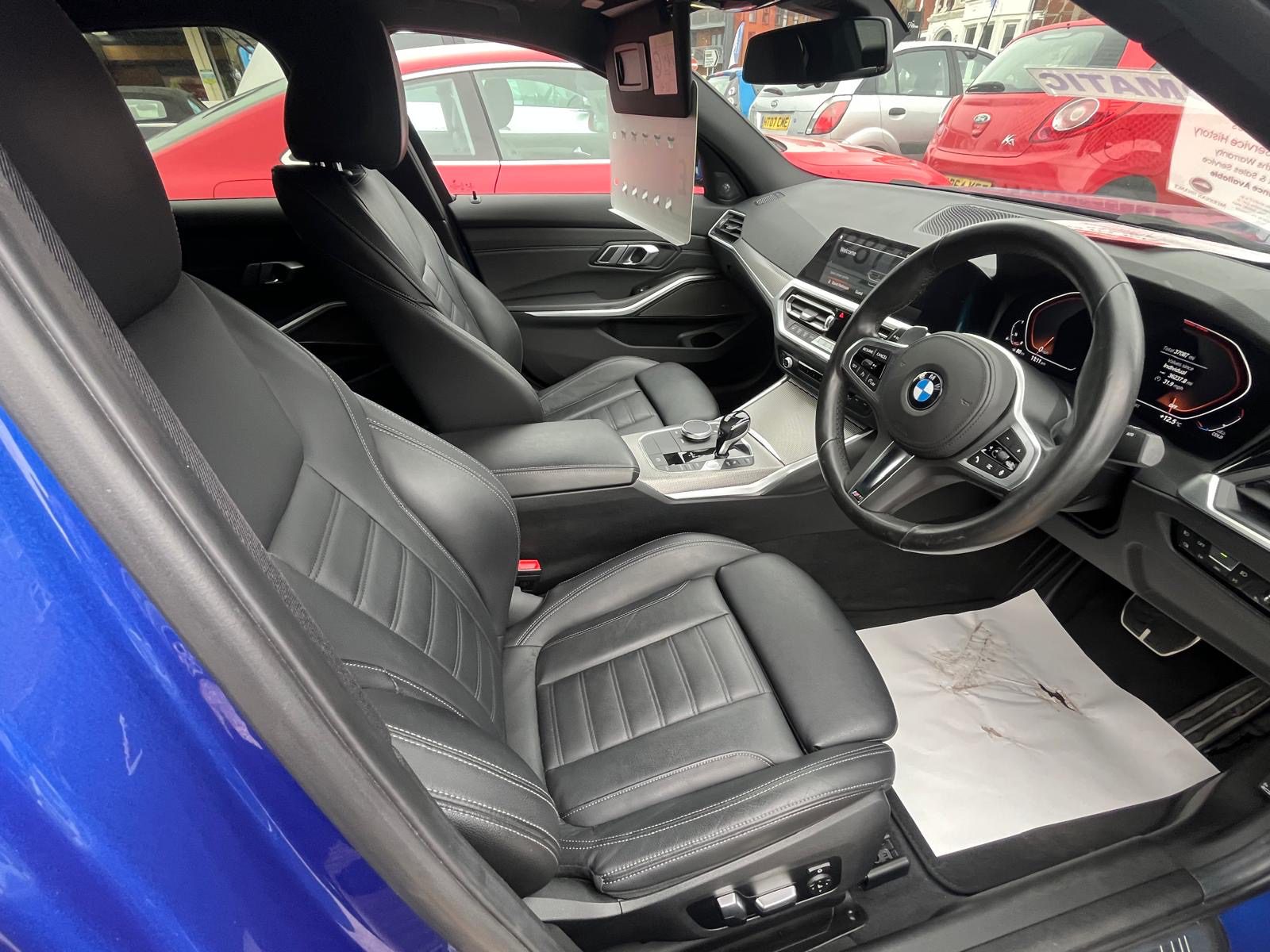 
								BMW 320i Sport full									