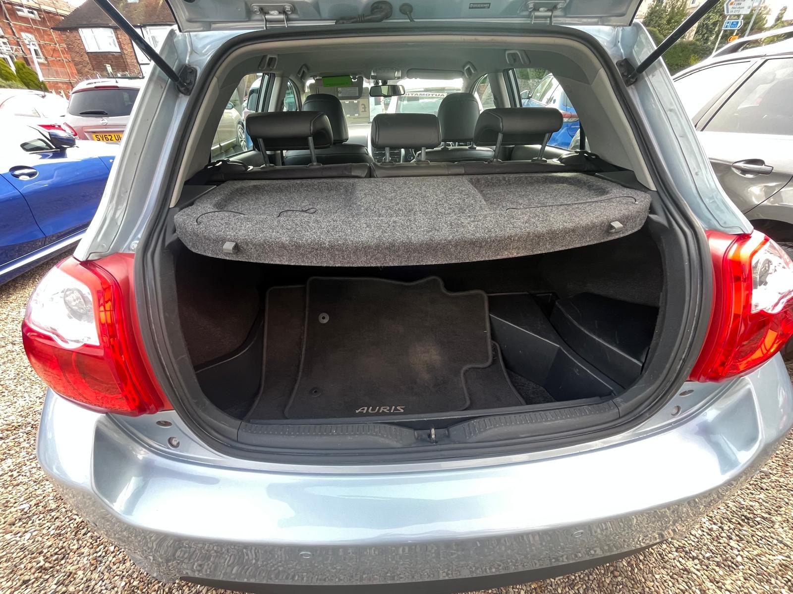 
								Toyota Auris Hybrid T Spirit full									