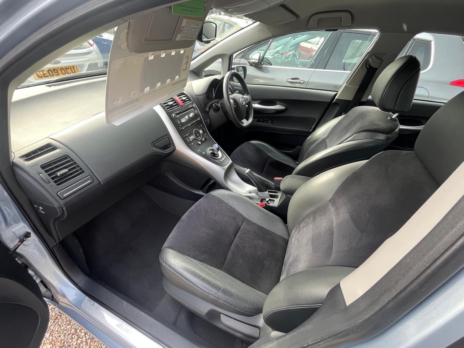 
								Toyota Auris Hybrid T Spirit full									