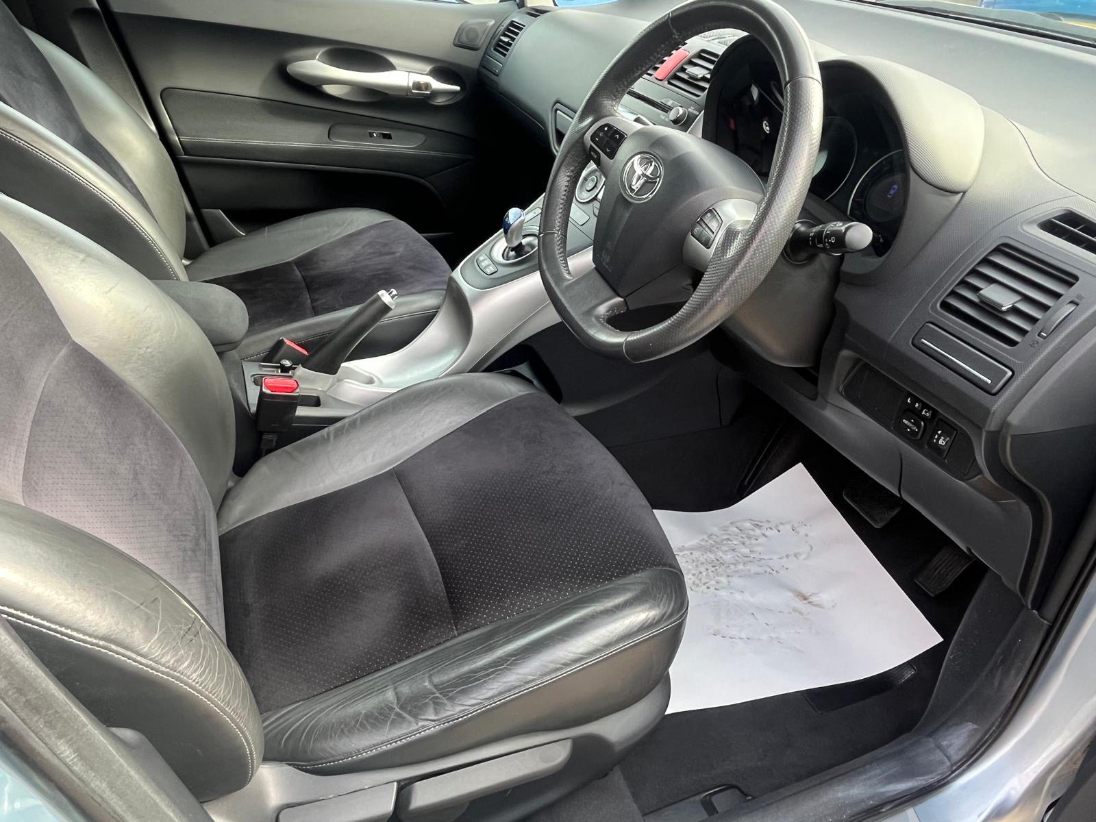 
								Toyota Auris Hybrid T Spirit full									