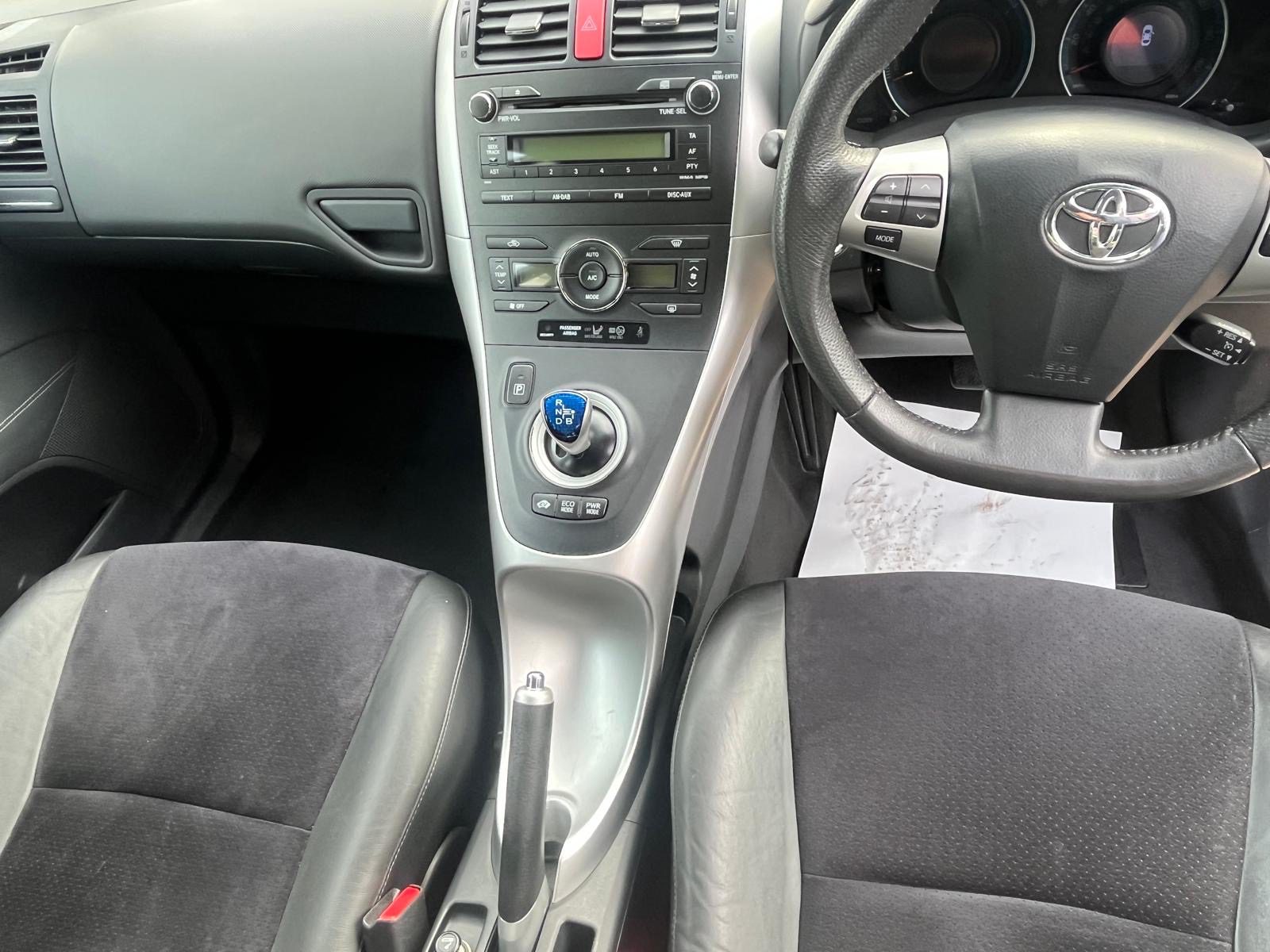 
								Toyota Auris Hybrid T Spirit full									