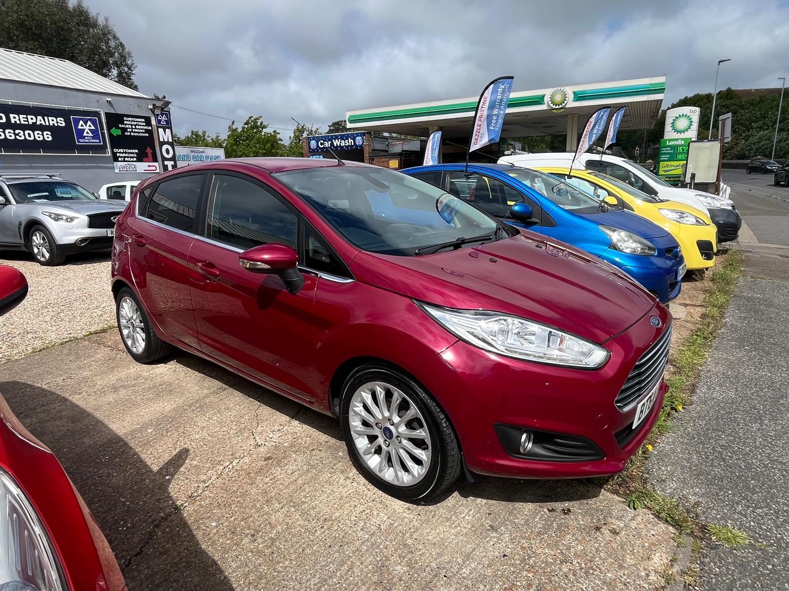 
								Ford Fiesta Titanium full									