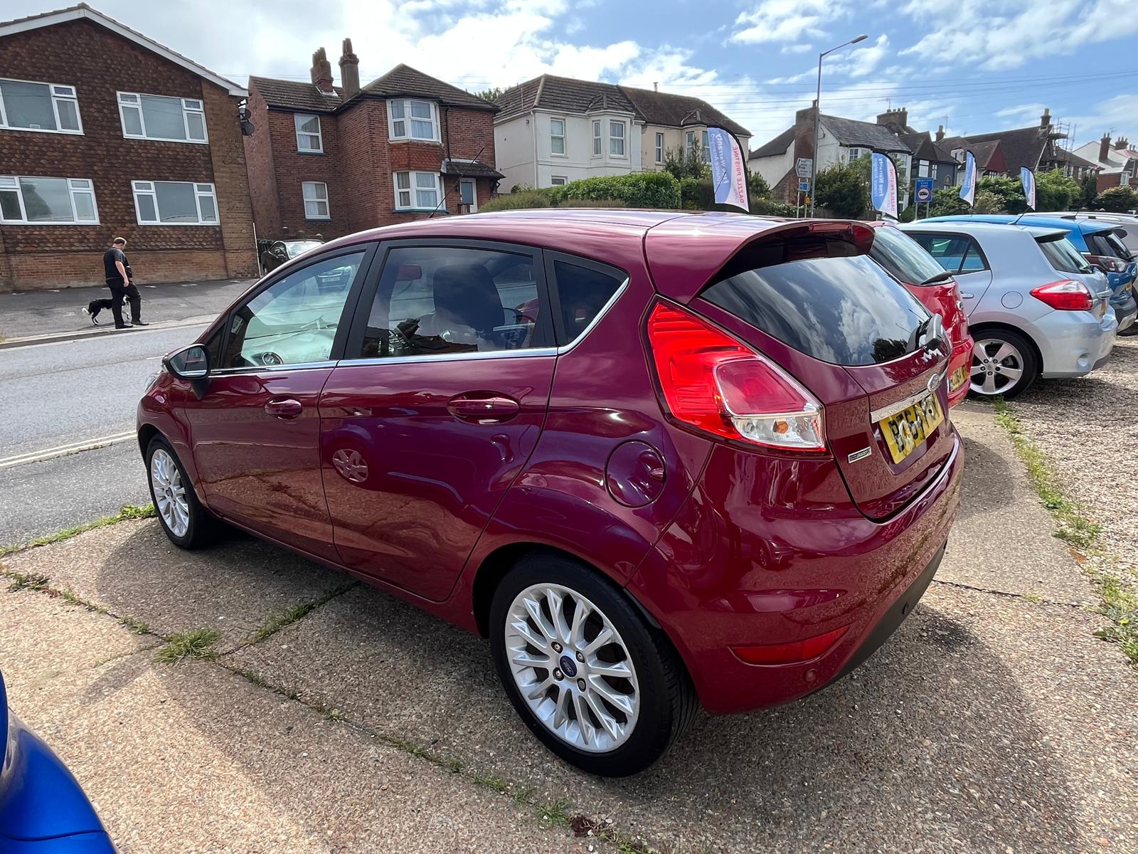 
								Ford Fiesta Titanium full									