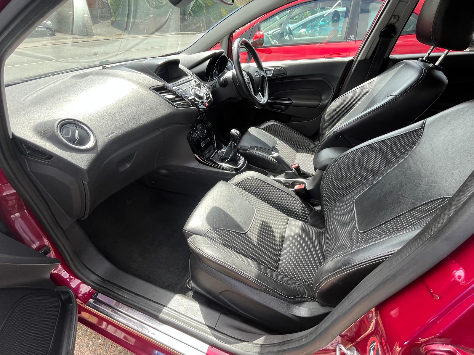 
								Ford Fiesta Titanium full									