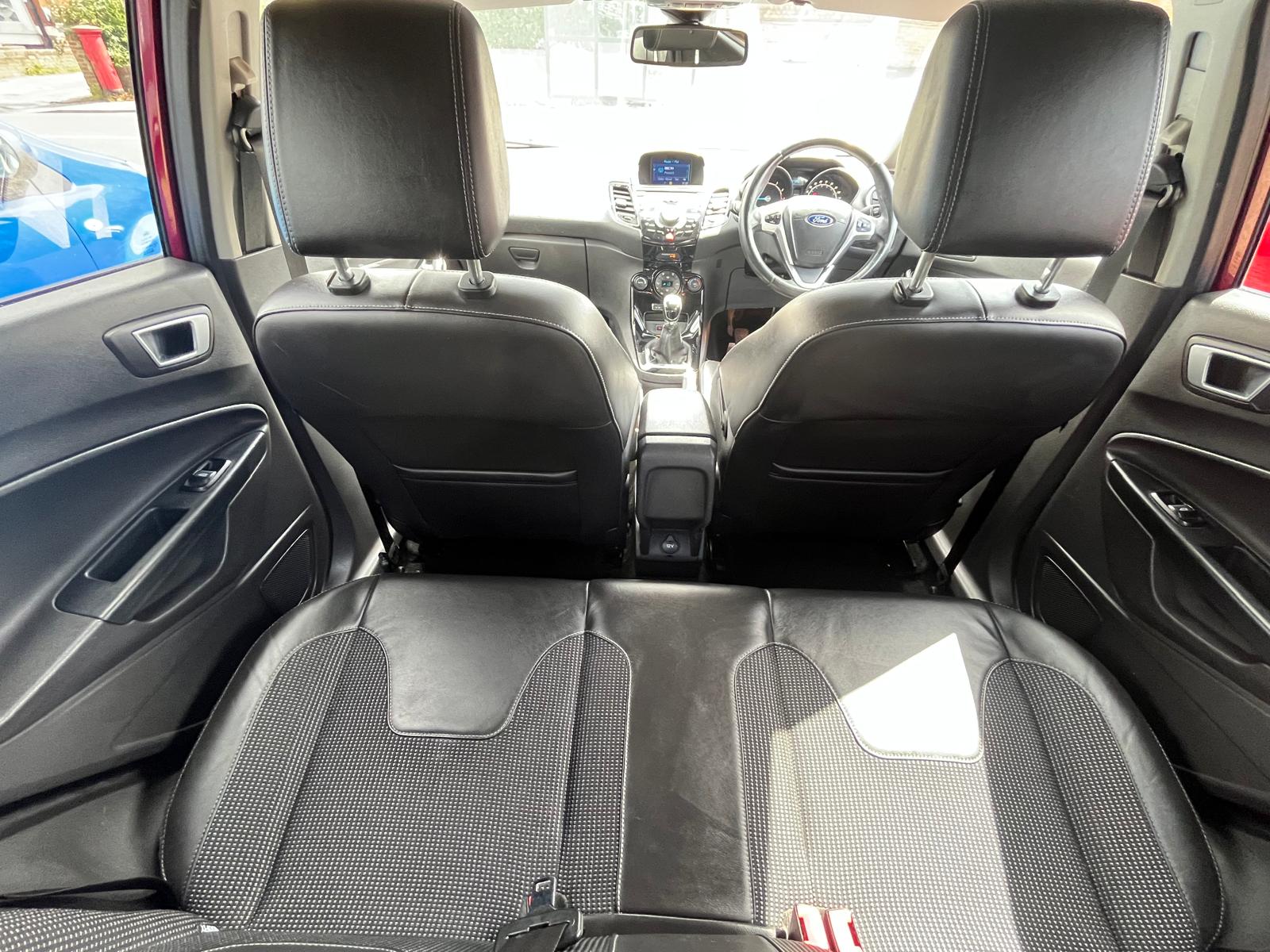 
								Ford Fiesta Titanium full									