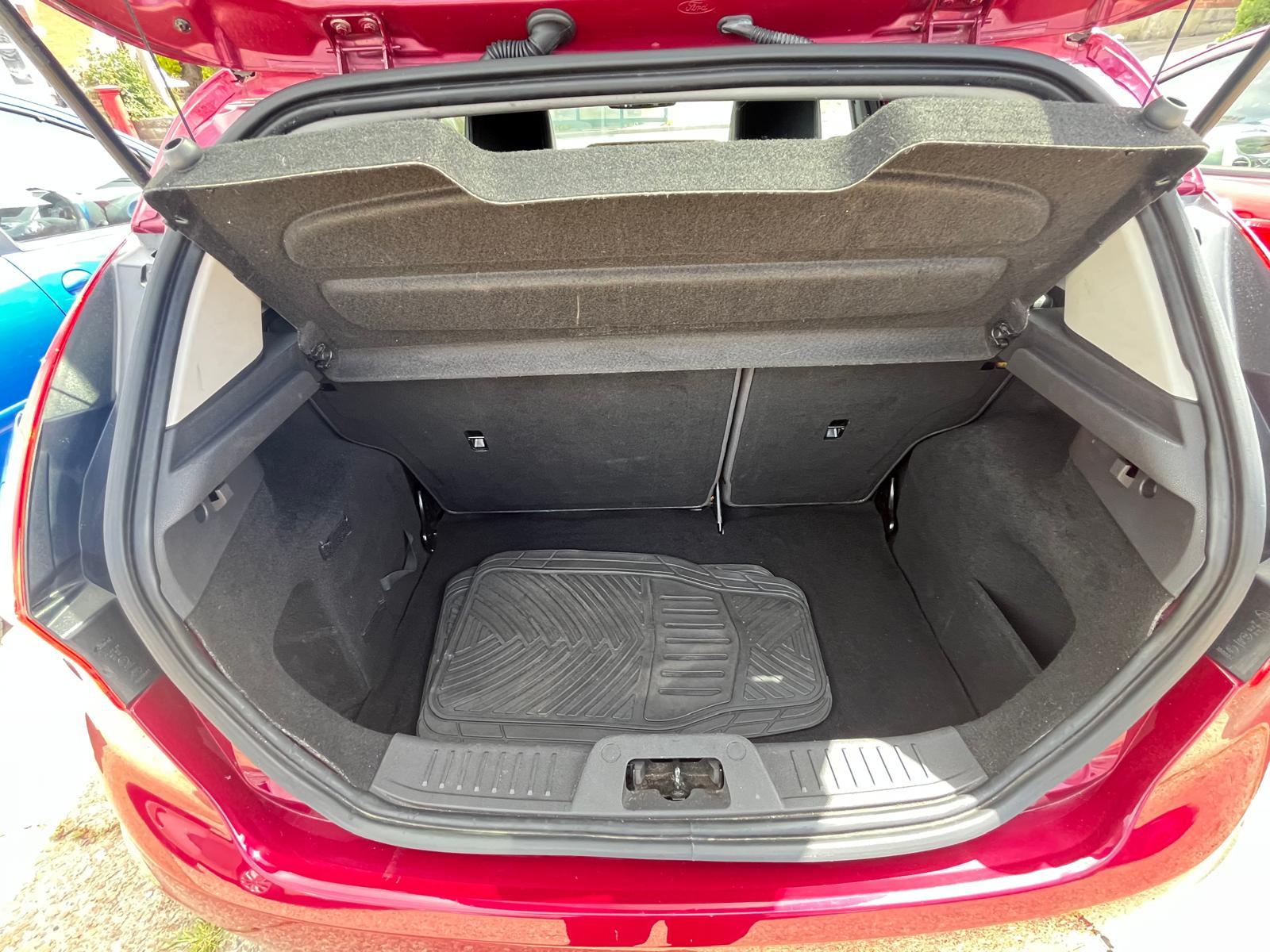 
								Ford Fiesta Titanium full									