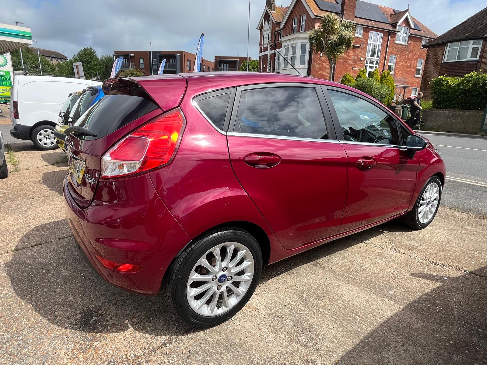 
								Ford Fiesta Titanium full									