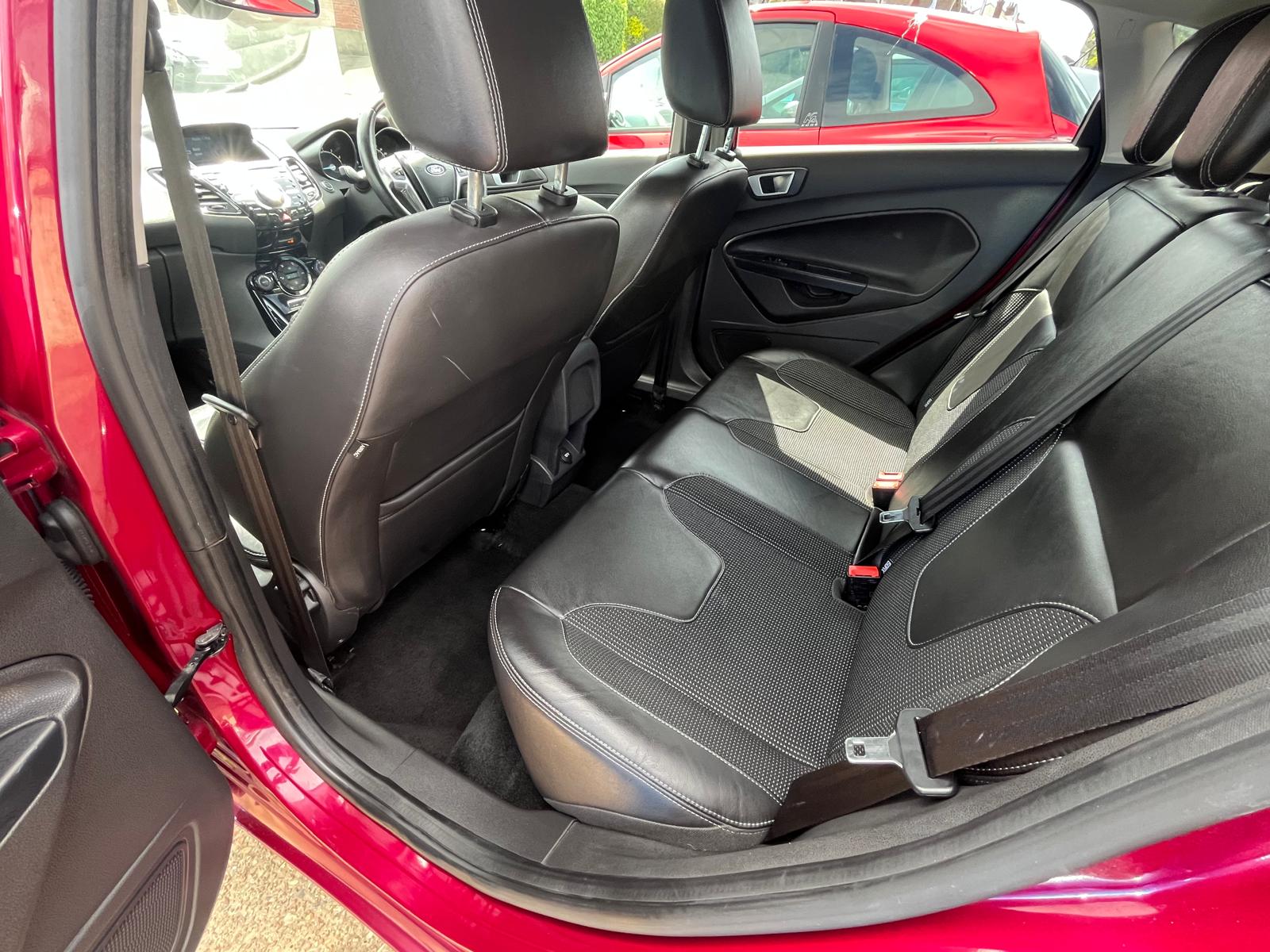 
								Ford Fiesta Titanium full									