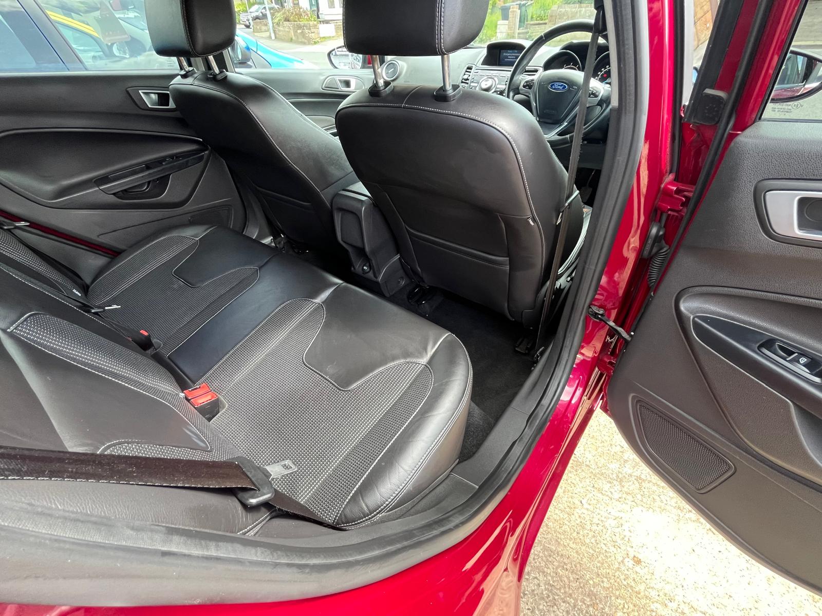 
								Ford Fiesta Titanium full									