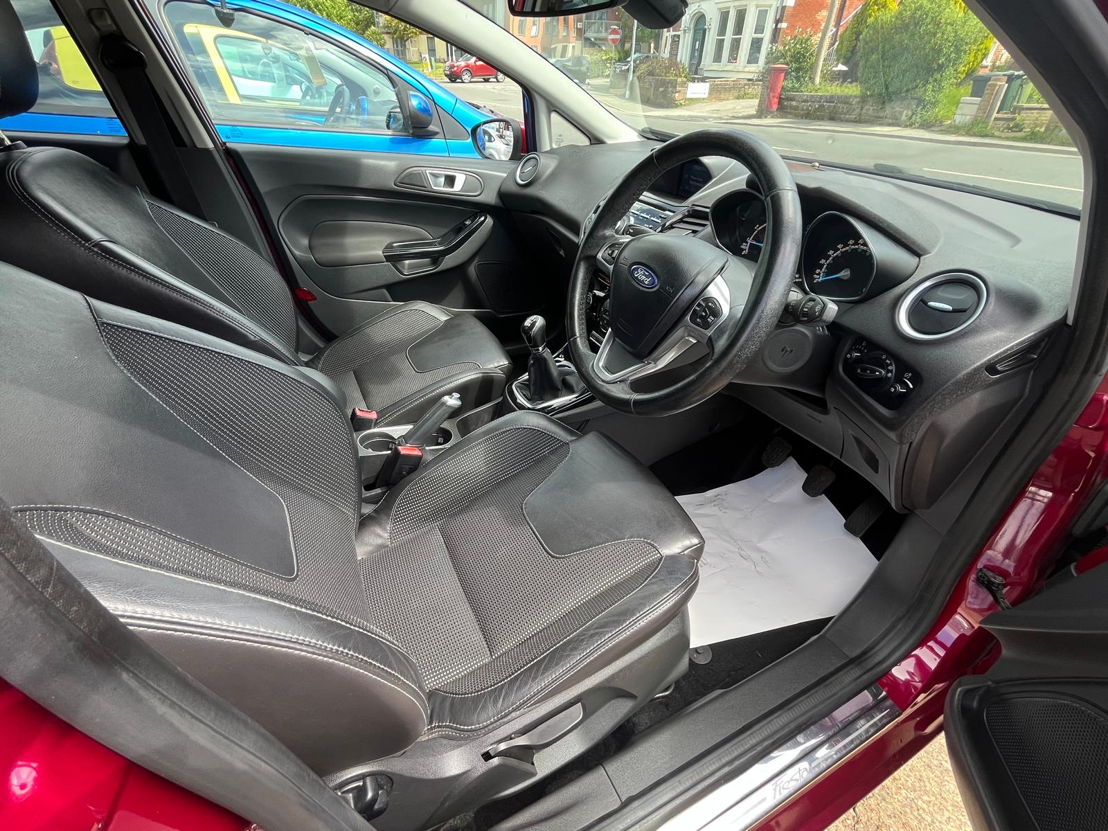 
								Ford Fiesta Titanium full									