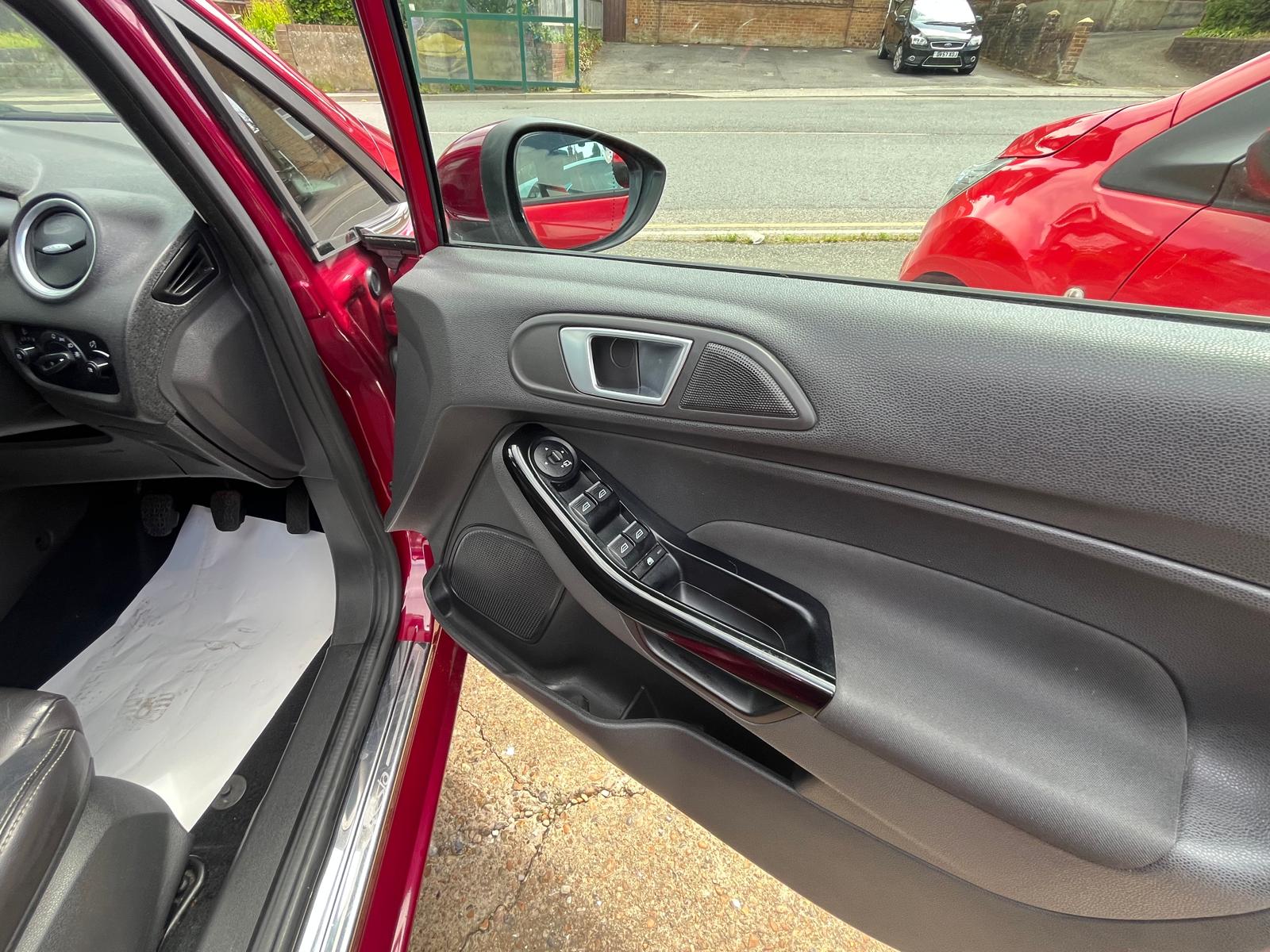 
								Ford Fiesta Titanium full									