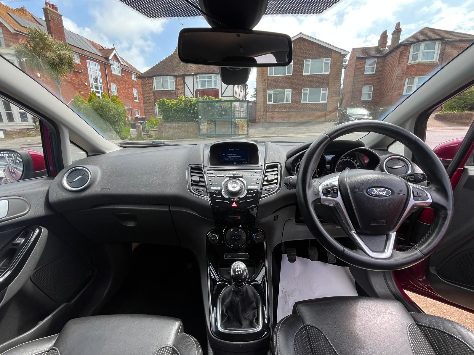
								Ford Fiesta Titanium full									