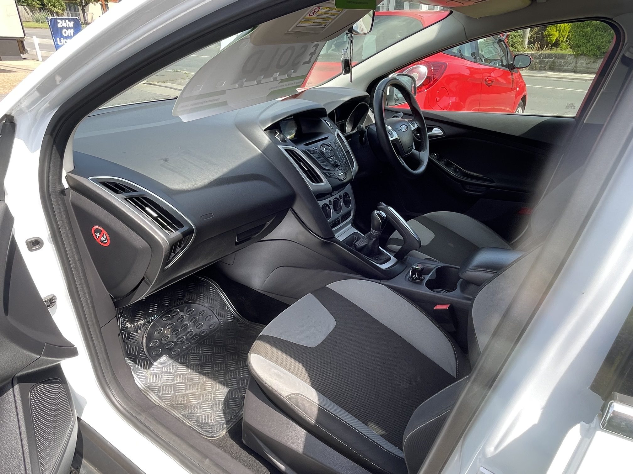 
								Ford Focus Zetec 1.6 full									
