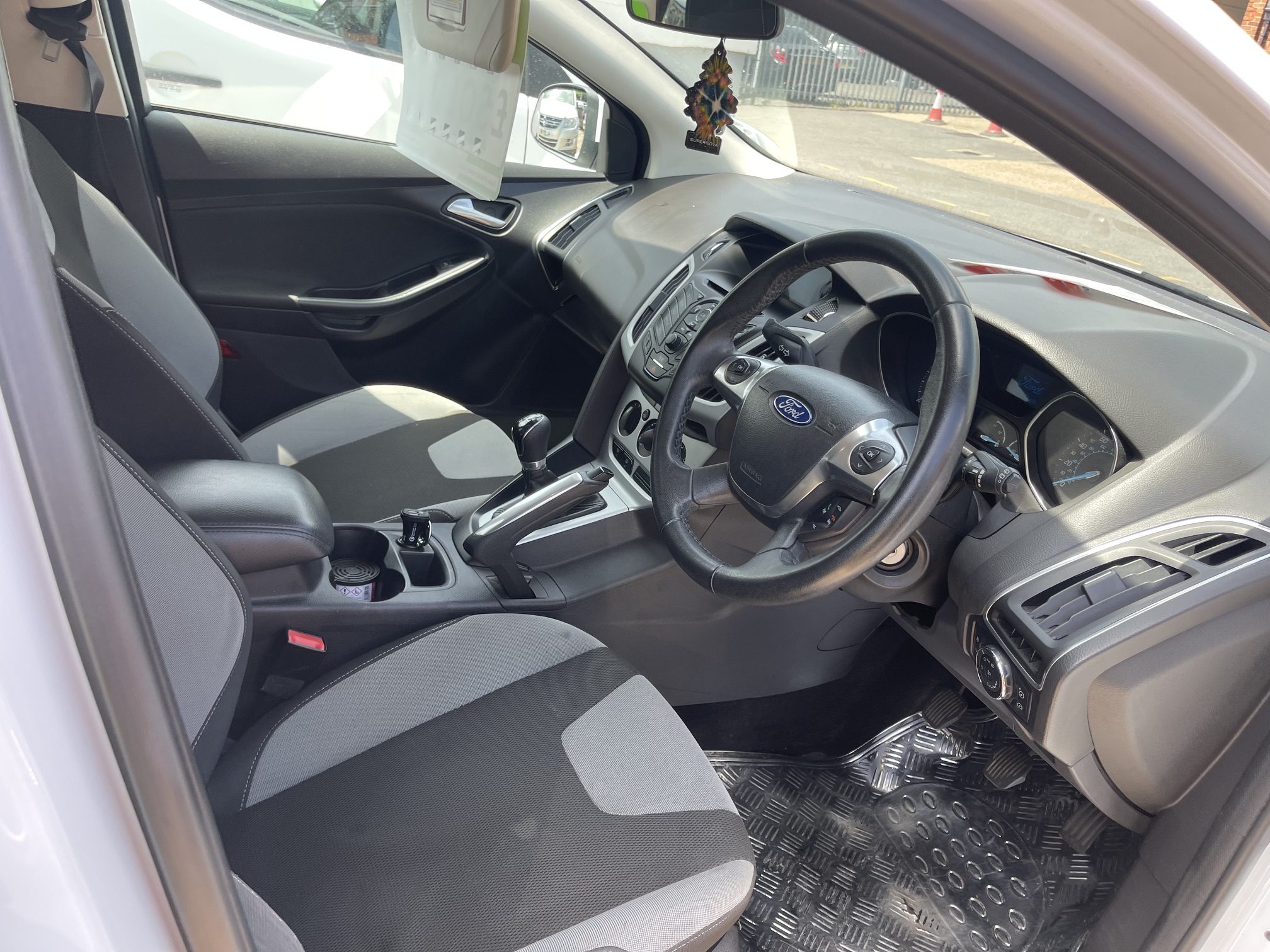 
								Ford Focus Zetec 1.6 full									