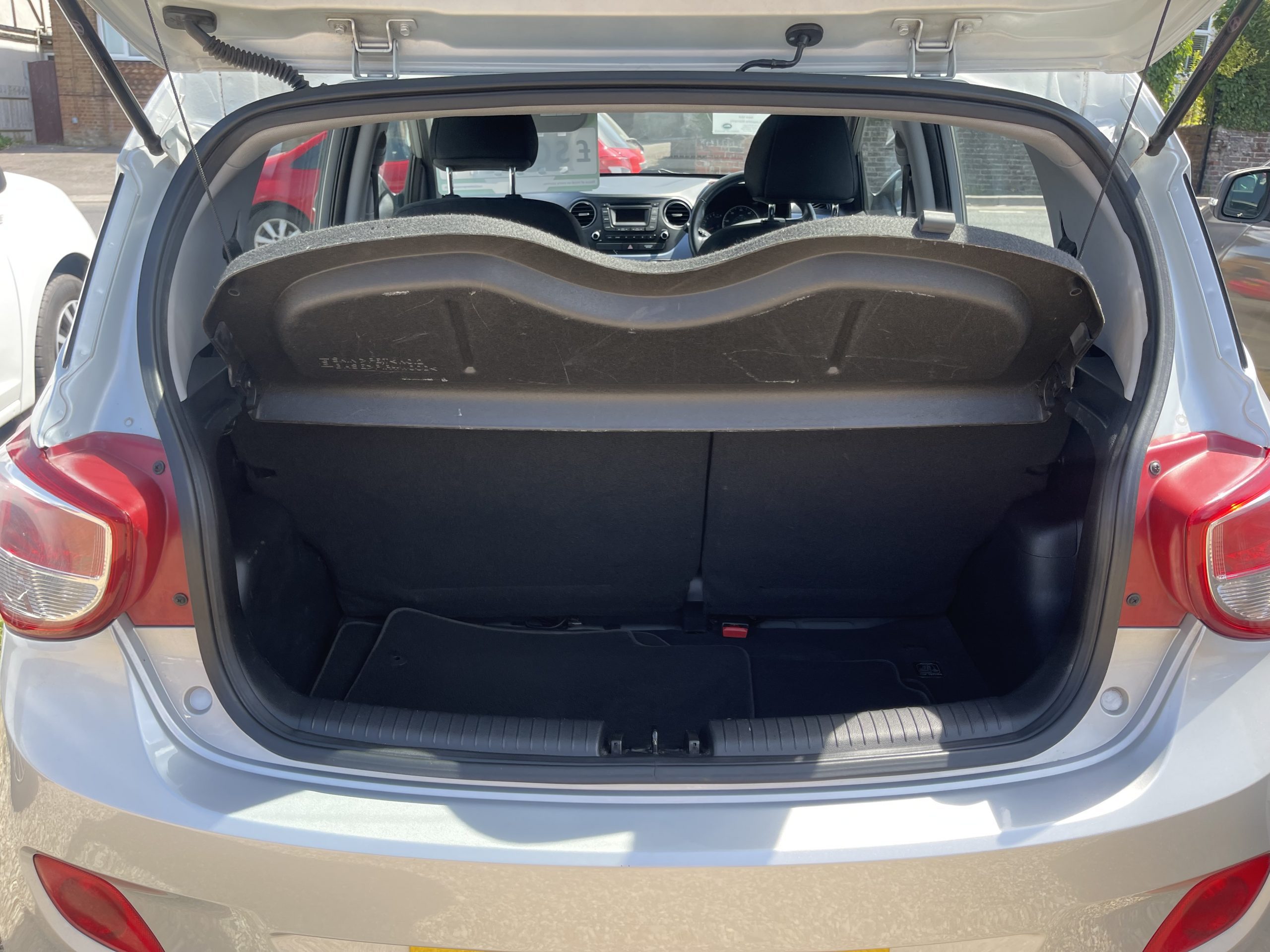 
								Hyundai I10 full									