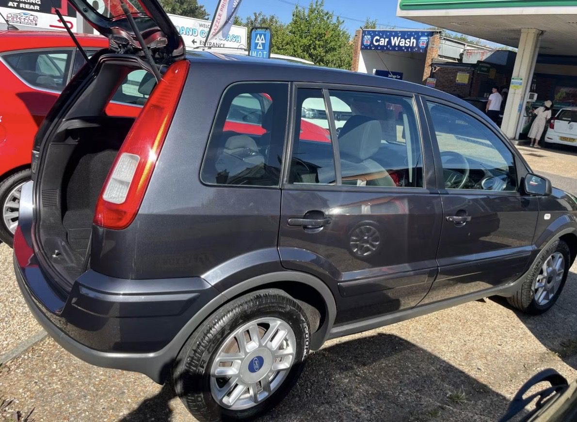 
								Ford Fusion1.6 Zetec Climate Automatic full									