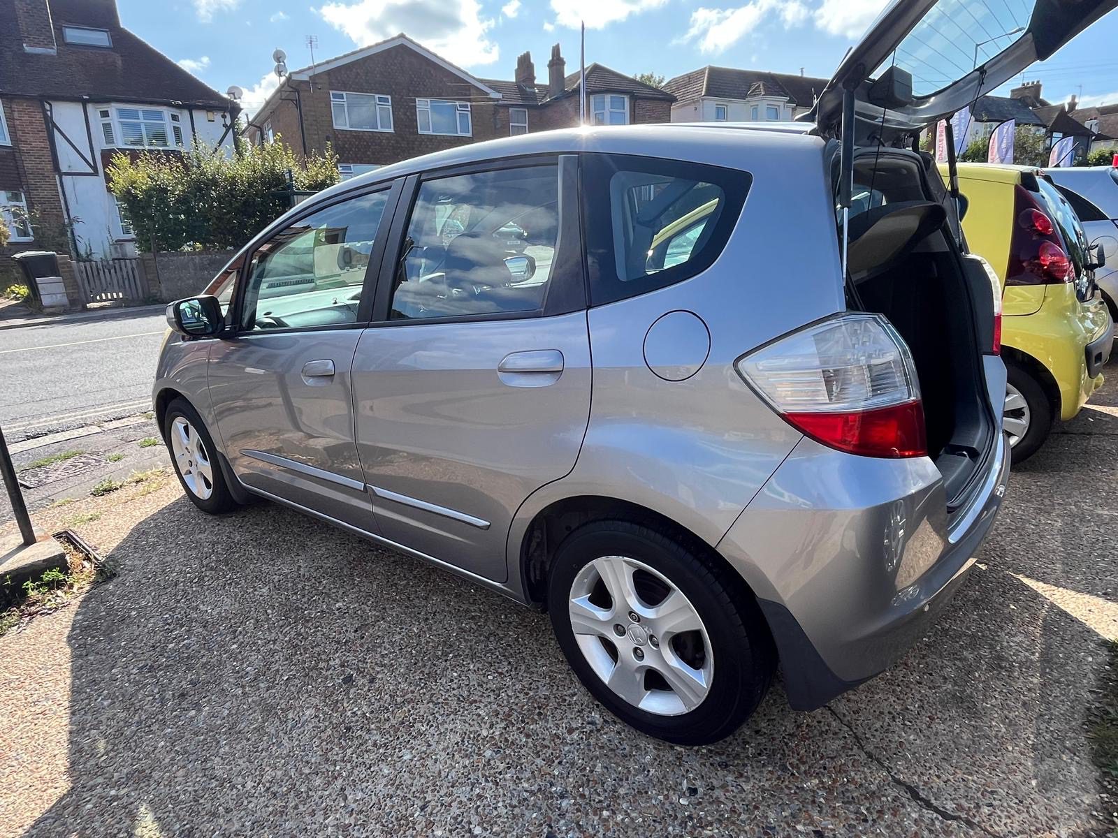 
								Honda Jazz I-Vtec 1.4 full									