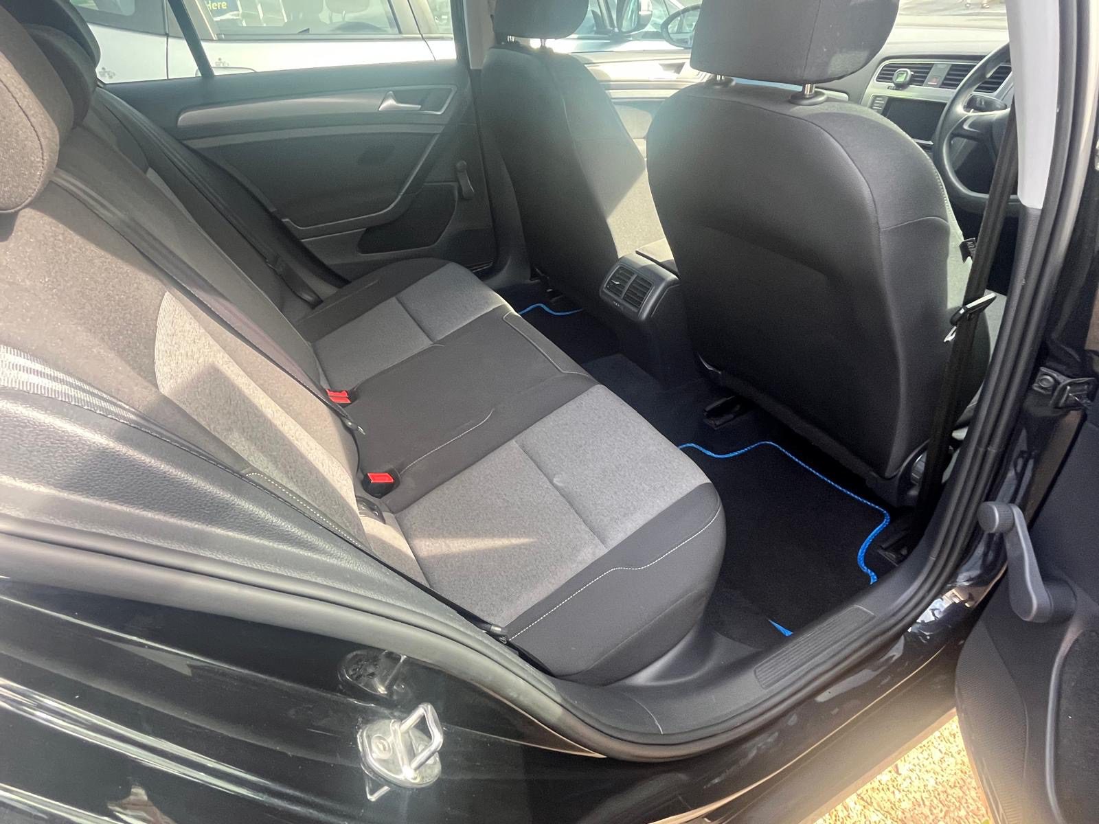 
								Volkswagen Golf s Bluemotion Auto full									