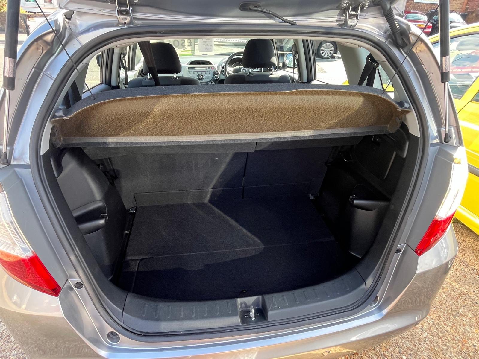 
								Honda Jazz I-Vtec 1.4 full									