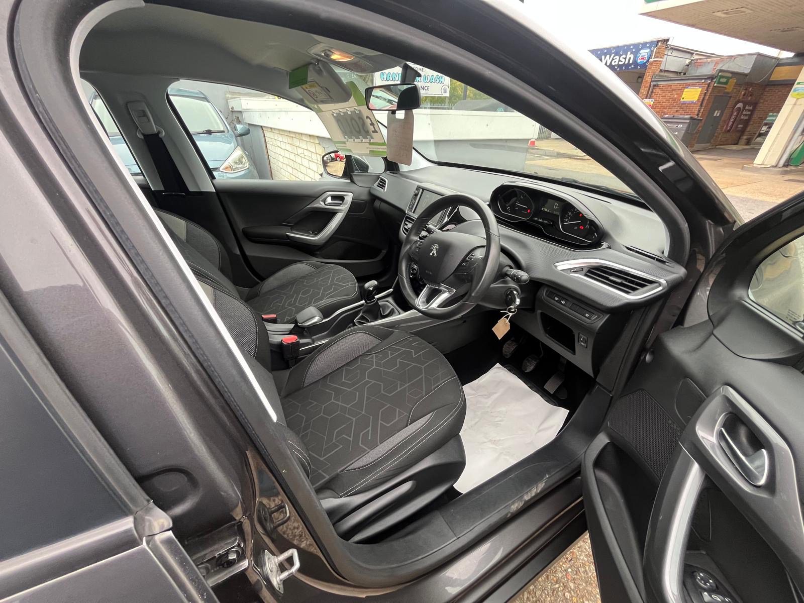 
								Peugeot 2008 1.2 Puretech Active full									